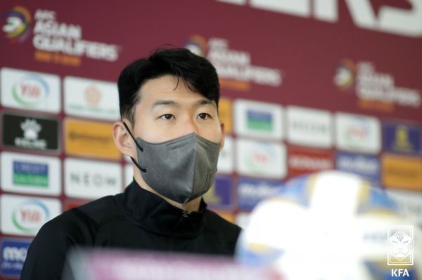 2025-10-23 电影中的秋天总藏着动人暖意：是陌生人友善的微笑，是街头共乘一辆车的相依，是田垄间捧着热饭的等待，是落叶铺就的路上藏着的细碎美好。