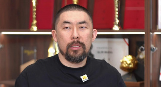 小雀斑将担任执行制片人，罗南·贝内特(《上层男孩》)担任编剧和运作人，环球影业旗下的嘉年华影业（《唐顿庄园》)制作。